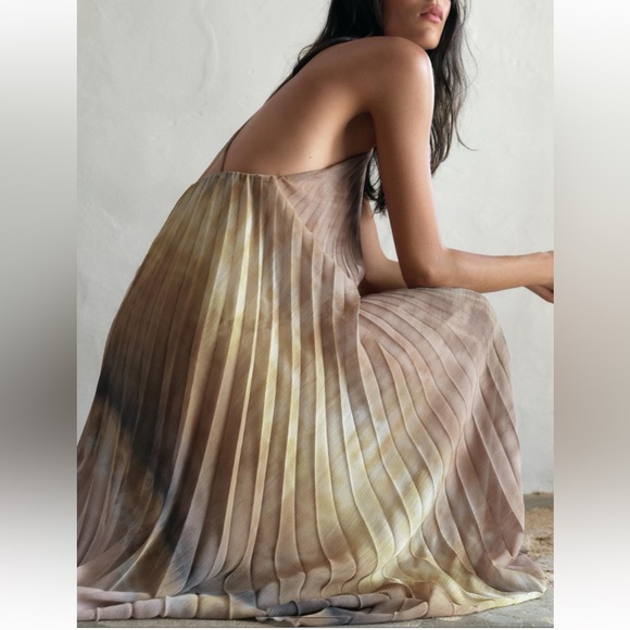 Tie dye halter pleated multicolored midi dress with beaded neck strap - Picture 9 of 11